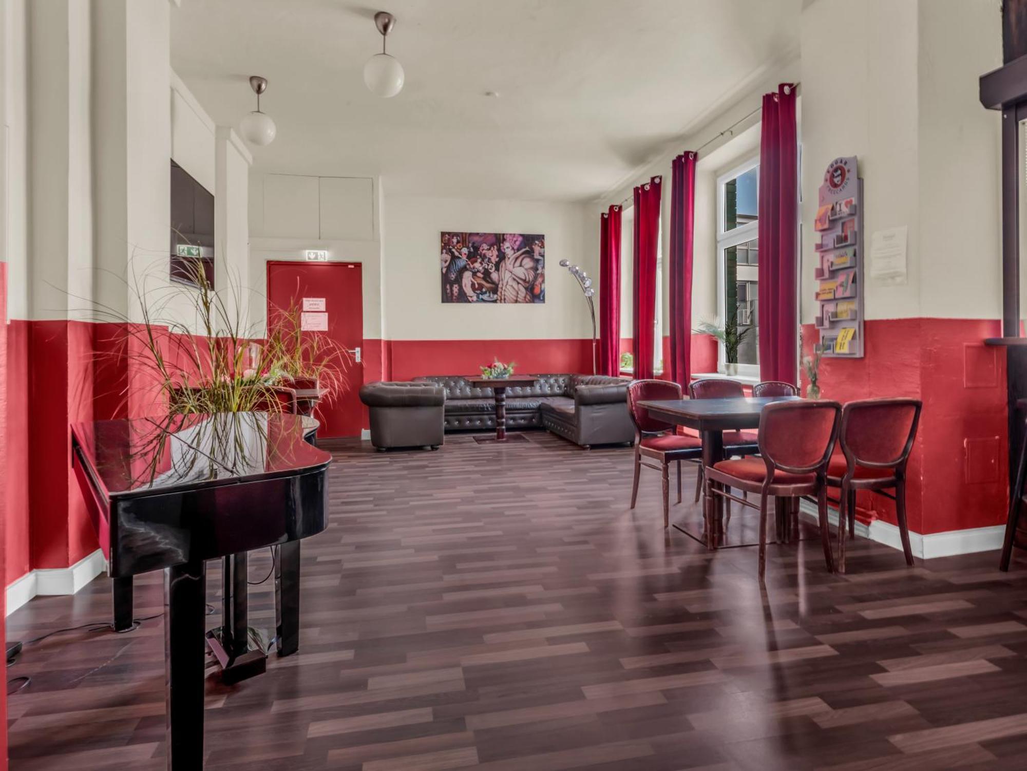 Ballhaus Berlin Hostel — Photos 1
